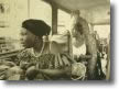 riproduzione di una delle foto di Aniello Barone raffigurante una donna di colore all'interno di un autobus
