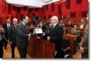 il presidente Impegno consegna una targa al padre del caporale Pietro Petrucci