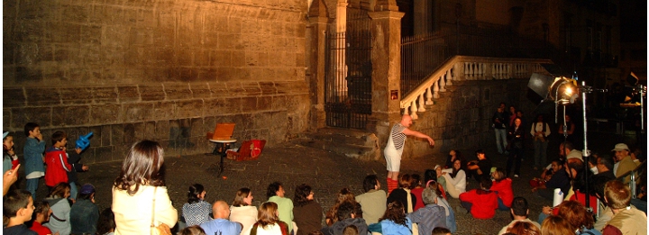 Spettatori assistono ad uno spettacolo di un artista di strada