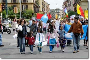 un momento della marcia della pace per le strade della Municipalità 5
