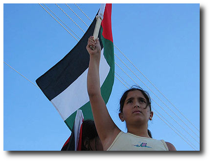 immagine di una ragazza palestinese con bandiera