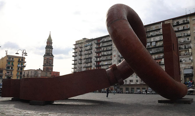 La scultura "Key of Today" a Piazza Mercato