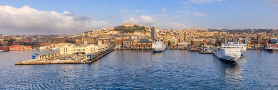 Una foto del porto di Napoli