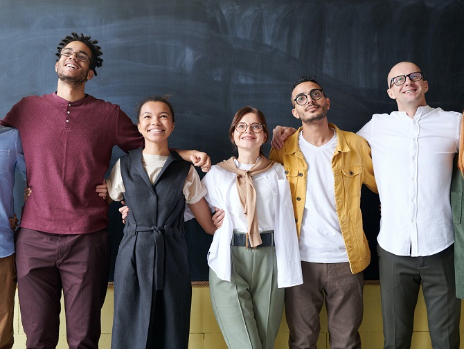 giovani che si abbracciano