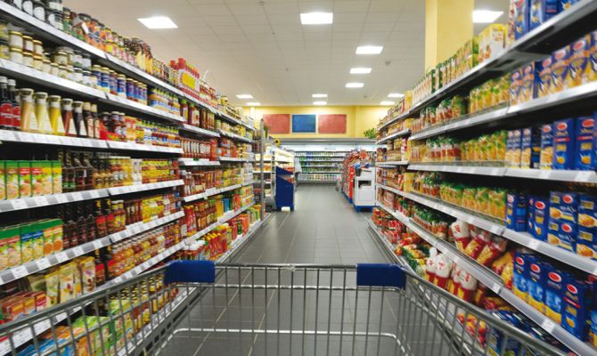 Scaffali di un supermercato