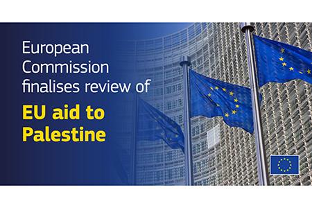 immagine della sede della commissione con bandiere UE con sovrascritta "European Commission finalises review of EU aid to Palestine"
