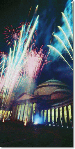 fuochi d'artificio sullo sfondo di piazza del plebiscito