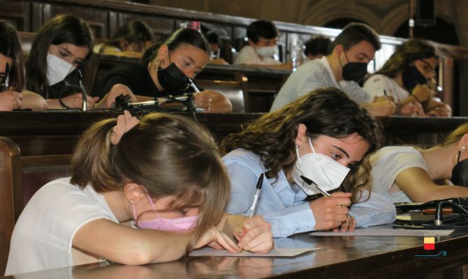 Studenti alla prova de 'La dictée pour tous' nell'ambito della settimana franco - napoletana