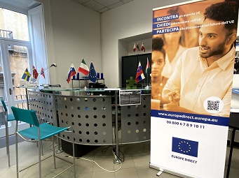 Foto dell'info-desk dello EUROPE DIRECT