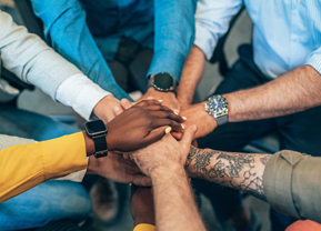 mani che si intrecciano