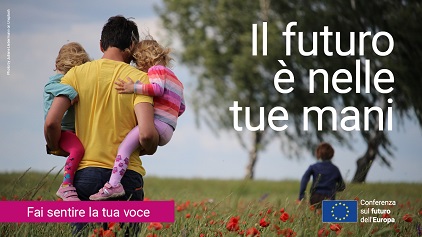 Famiglia in un campo di papavero