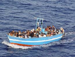 immagine di un barca con immigrati