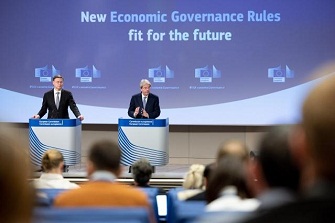 immagine di una conferenza stampa del commissario europeo gentiloni