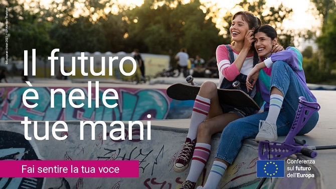 immagine di due giovani sorridenti sul bordo di uno skatepark, in primo piano la scritta "il futuro è nelle tue mani- fai sentire la tua voce"