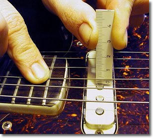 un liutaio al lavoro