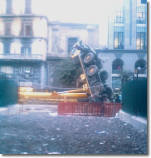 La gru capovolta in via De Pretis