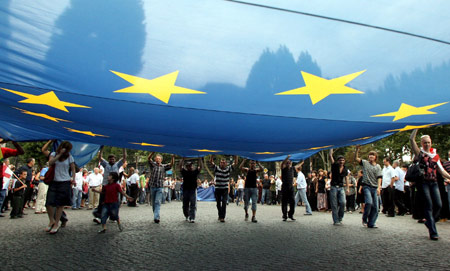 immagine della folla sotto bandiera Ue