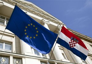 immagine della bandiera croata e dell'Unione europea