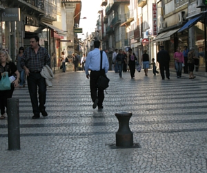 immagine di passanti in una strada pedonale