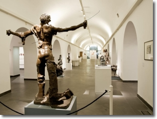 Una scultura della mostra