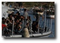 immagine di un barcone con immigrati