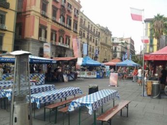 Gli stand del mercato europeo a piazza Dante