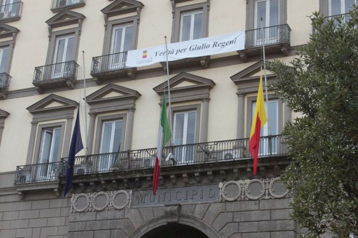 Bandiere a mezz'asta a Palazzo San Giacomo. Il sindaco scrive una lettera al sindaco di Bruxelles