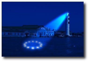 immagine di un faro che proietta le 12 stelle della bandiera europea