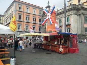 Gli stand del mercato europeo a piazza Dante