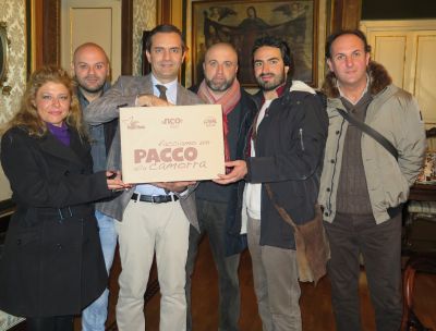 Il Sindaco de Magistris riceve il pacco alla camorra