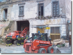 La palazzina crollata in via Gianturco