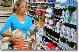 una mamma con un bambino in un supermercato