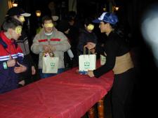 Scarica le foto dell'evento - Aspettando la Befana 2007 - Distribuzione doni (1.62 MB)