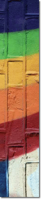 particolare di un muro formato da mattoni colorati