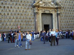 Turisti e varie in Piazza del Gesù (1.49 MB)