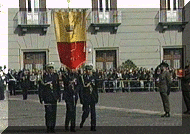 foto raffigurante un drappello della polizia municipale che marcia reggendo il gonfaolone della città di napoli