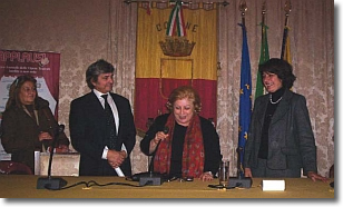 L'Assessore Madaro si complimenta con Angelo R. Mirisciotti Autore dell'Opera "Commissariato Stella" prima vincitrice del Torneo APPLAUSI 2007