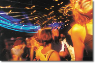 immagine di ragazzi che si divertono ballando