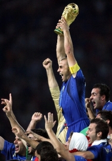 Fabio Cannavaro esultante con la Coppa del Mondo