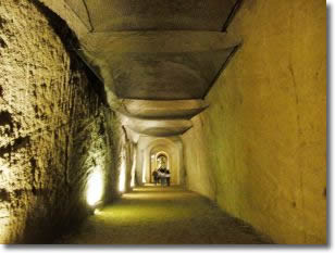 un'immagine della grotta di Seiano