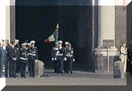 foto raffigurante un drappello della polizia municipale di napoli che marcia reggendo la bandiera del corpo