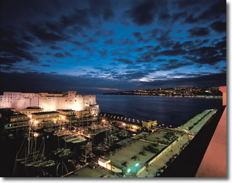 vista del Castel dell'Ovo dall'alto, illuminato dalla luce di riflettori