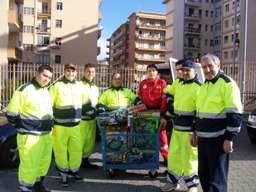 L'Assoc. Quadrifoglio al Santobono per distribuzione doni (2.1 MB)