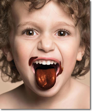 foto di un bimbo con la lingua sporca di cioccolato