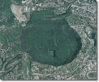 foto aerea di un cratere vulcanico