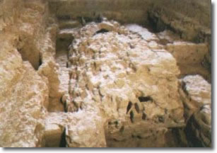 antichi resti in pietra di mura del castello