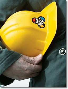 un operaio tiene nelle mani un casco giallo