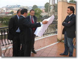 quattro uomini che consultano una tavola grafica