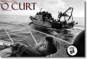 locandina della rassegna 'o curt raffigurante un bambino in primo piano su una barca e sullo sfondo una nave carica di uomini e donne