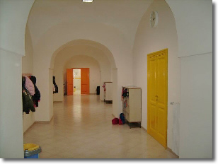 Ampio corridoio con porte colorate sui lati